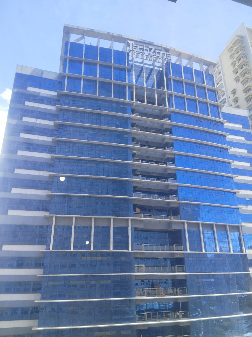 100 West, Makati City