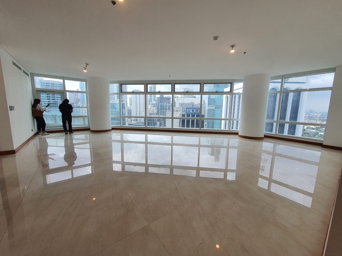 Unit 33C, Two Roxas Triangle, Salcedo Village, Makati City