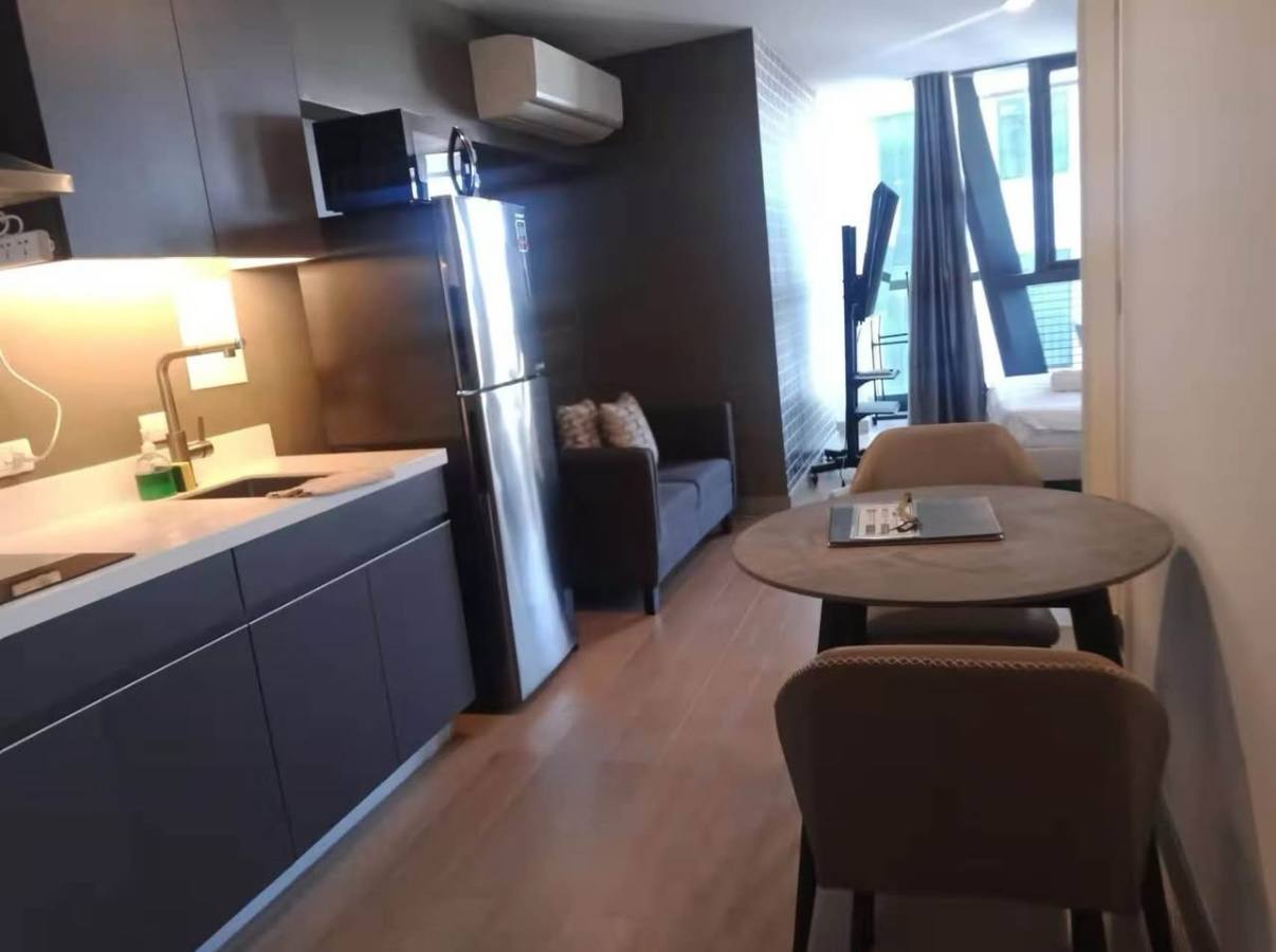 Unit 31F, Century Spire, Makati City