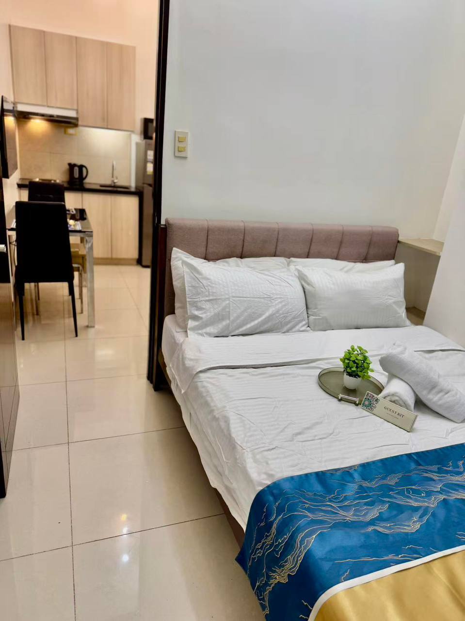 Admiral Baysuite, Manila City