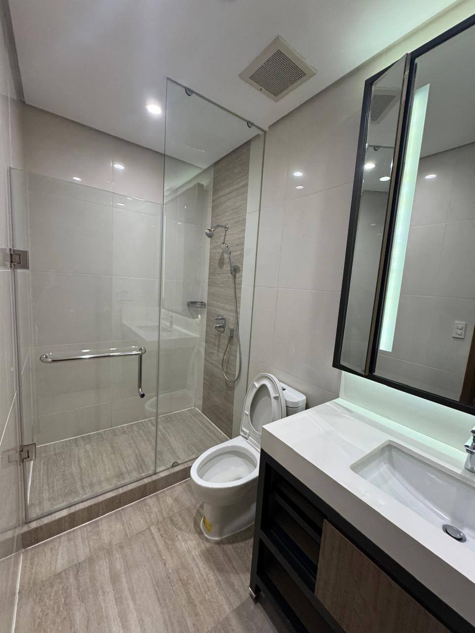 One Penn Place, Salcedo Village, Makati City