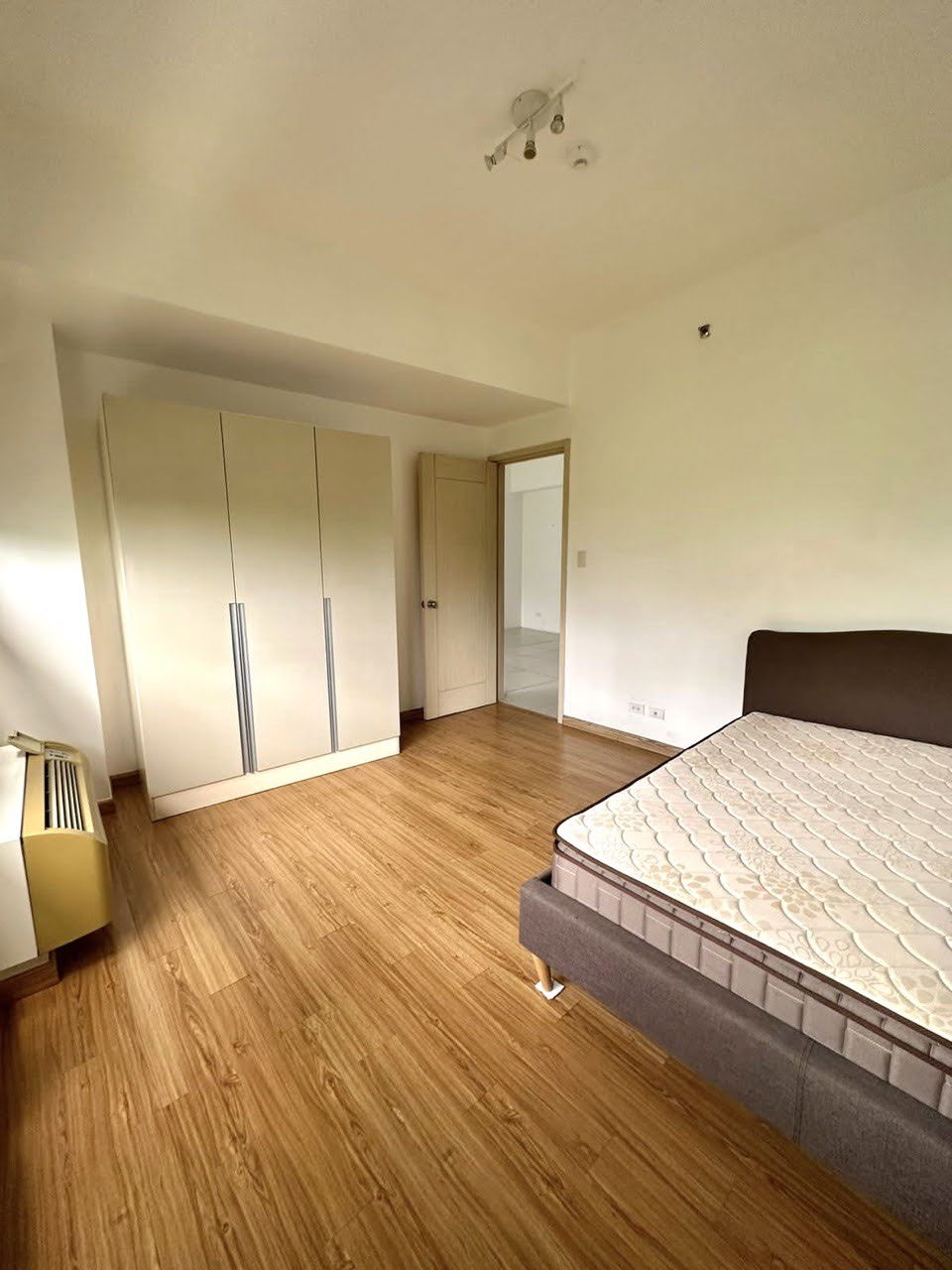 Unit 2G, Icon Residences Tower One, BGC, Taguig City