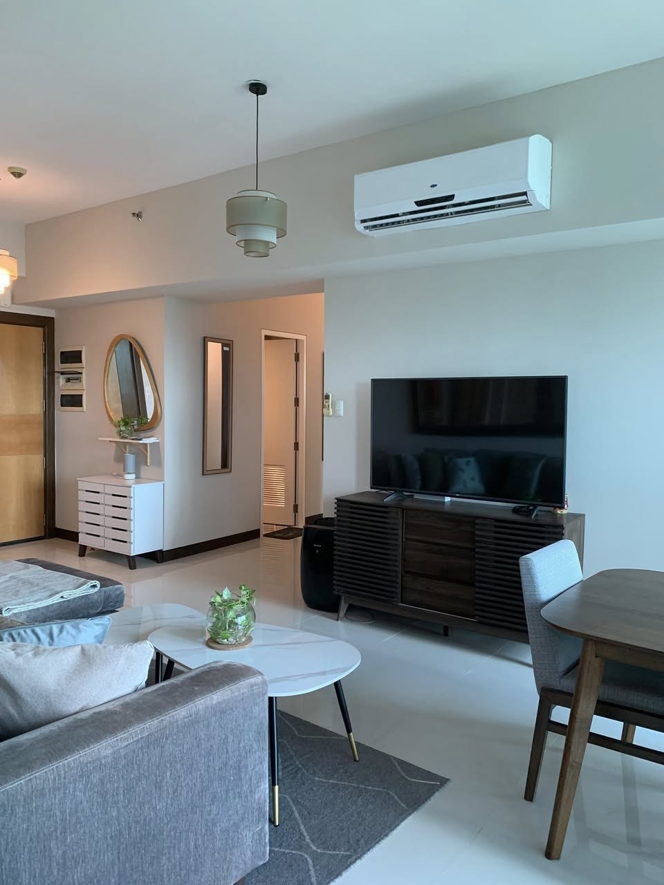 Eight Forbestown Road, BGC, Taguig City