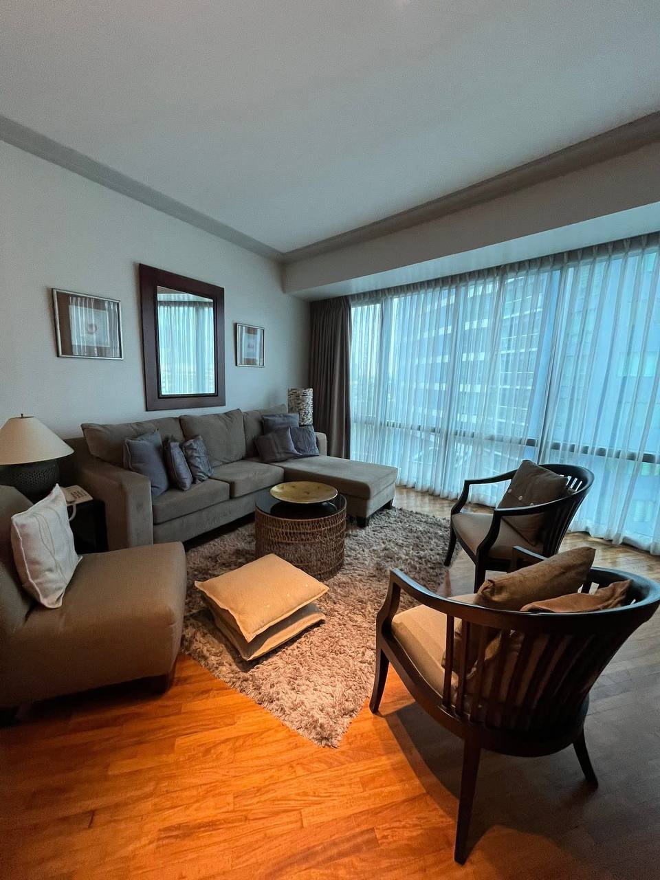 Unit 10, Amorsolo West West Tower, Rockwell Center, Makati City
