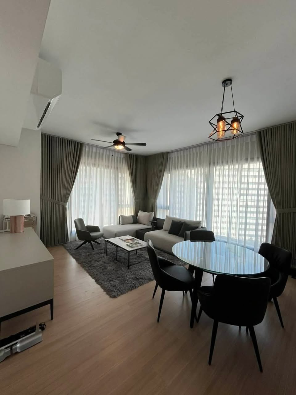 Unit 8, Shang Grand Tower, Legazpi Village, Makati City