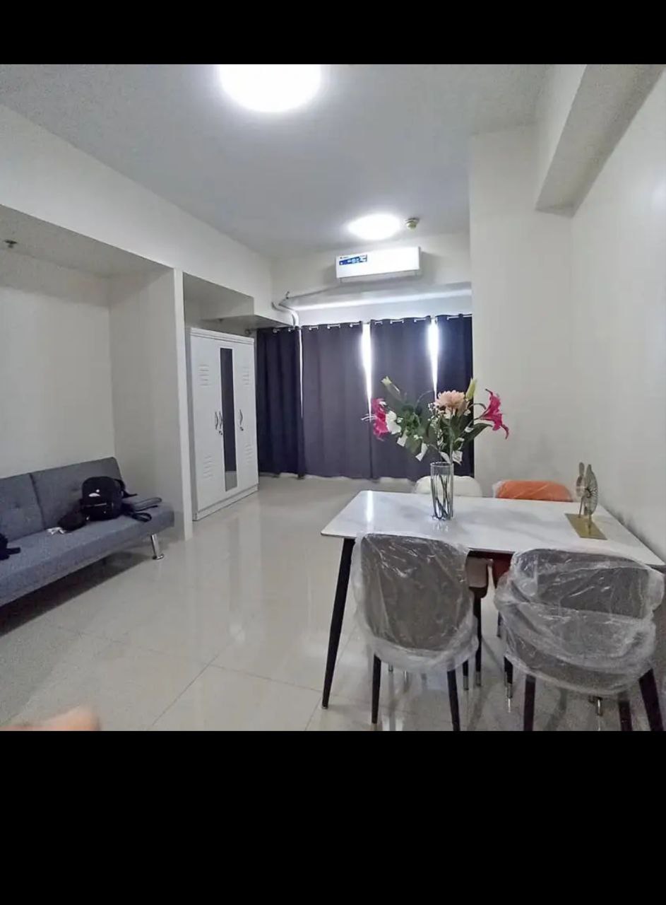 100 West, Makati City