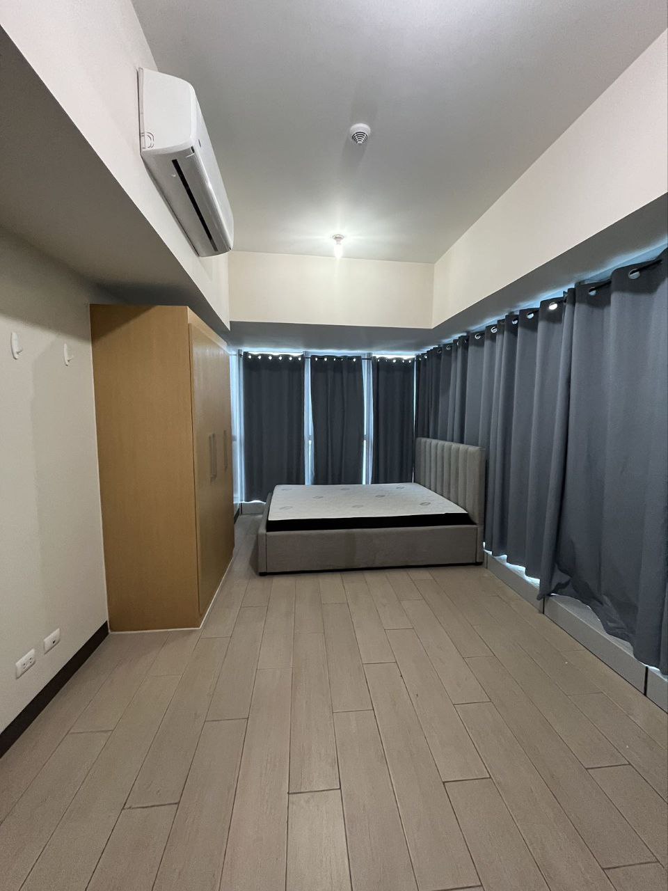 Unit 35, Uptown Parksuites Tower One, BGC, Taguig City