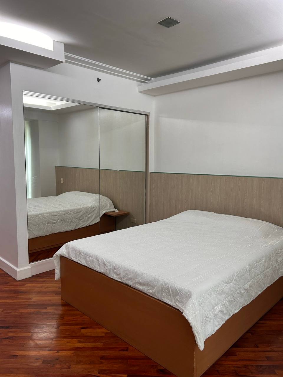 Unit 9, Amorsolo West West Tower, Rockwell Center, Makati City