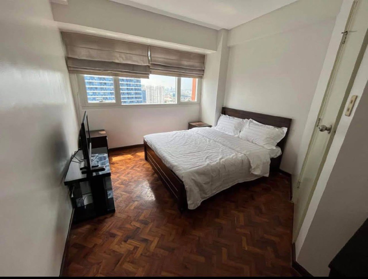 Unit 27H, The Columns Ayala Tower One, Legazpi Village, Makati City