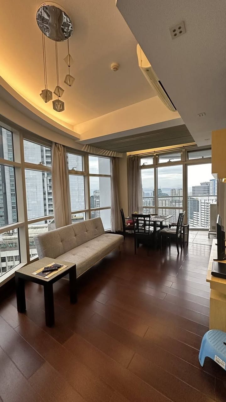 Unit 33, Twin Oaks Place, Mandaluyong City
