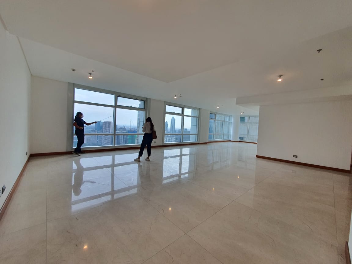 Unit 42A, Two Roxas Triangle, Salcedo Village, Makati City