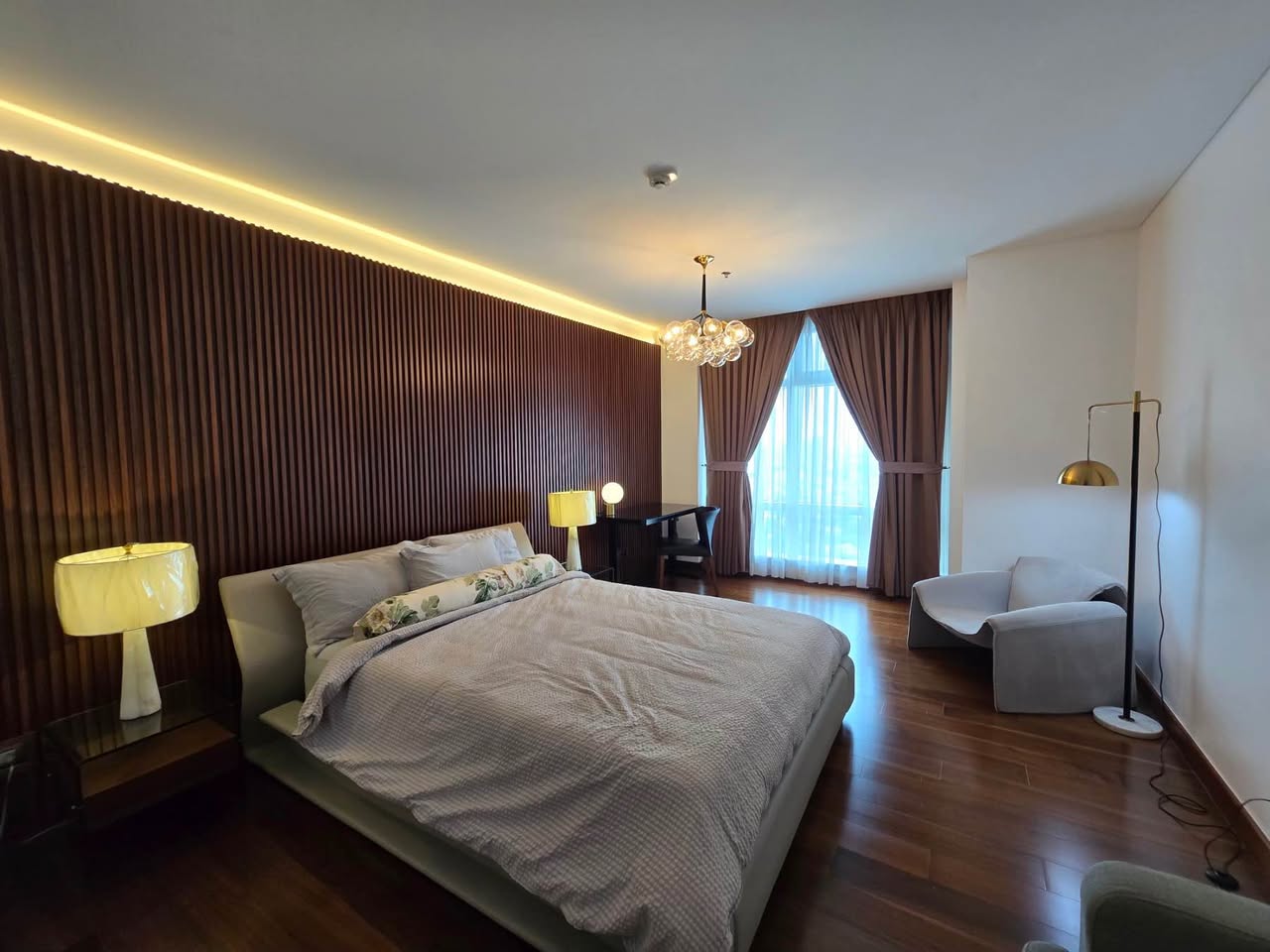 Unit 38, Two Roxas Triangle, Salcedo Village, Makati City