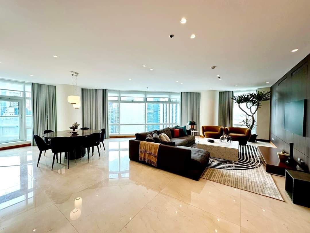 Unit 29, Two Roxas Triangle, Salcedo Village, Makati City