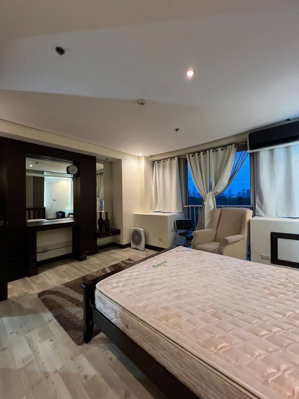 Unit 5, Kensington Place, Taguig City