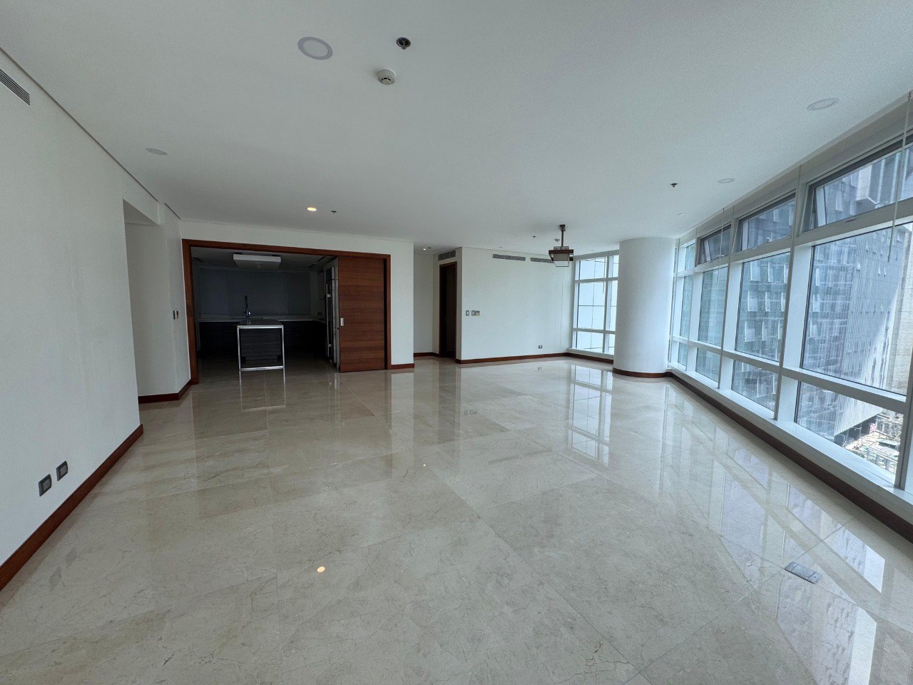 Unit 15, Two Roxas Triangle, Salcedo Village, Makati City