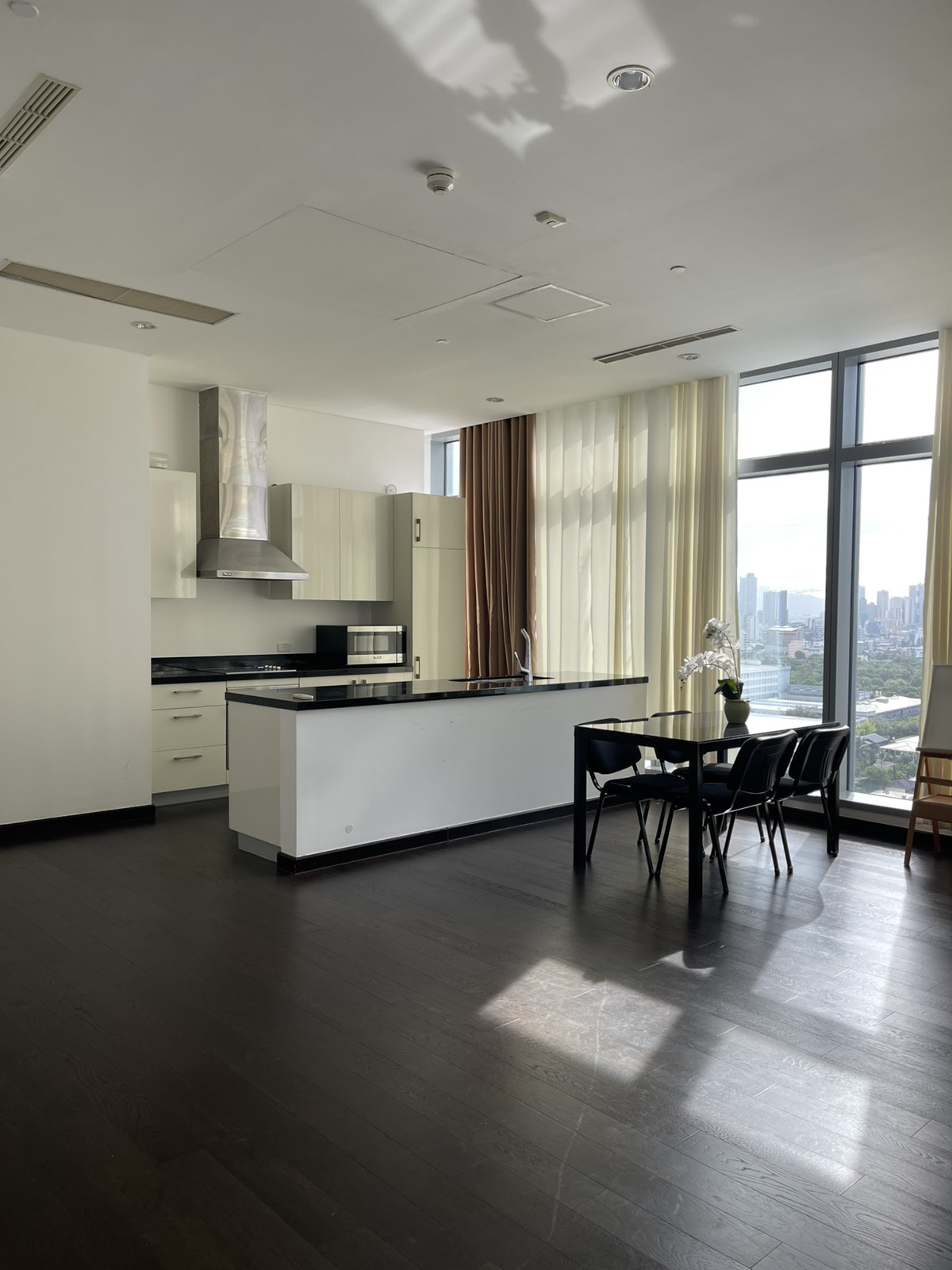 Unit 18, Trump Tower, Century, Makati City